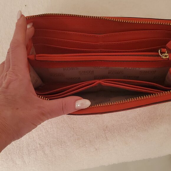 Michael Kors purse bag cross body and a red wallet - Picture 6 of 7